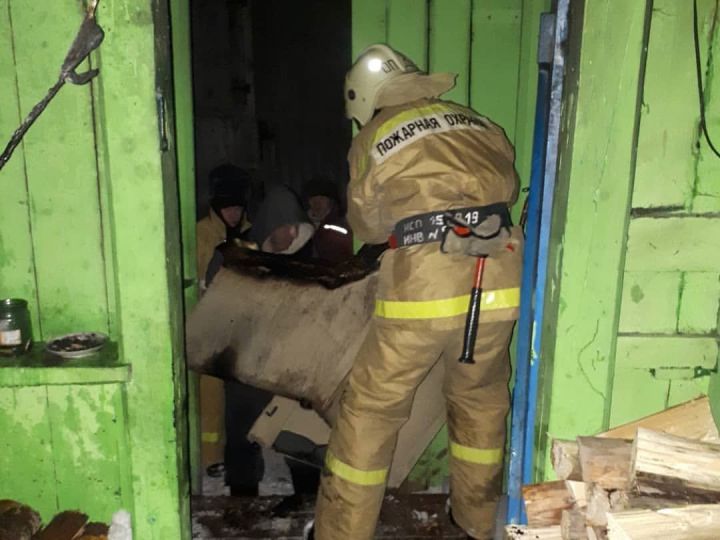 Двоих взрослых и пятерых детей спасли из пожара, вспыхнувшего в частном доме в Кукморском районе