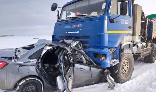 В Татарстане легковушка влетела под «КАМАЗ», есть погибшие