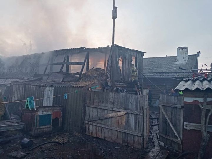 В Кукморском районе пожарные тушили сарай, спасая от огня жилой дом