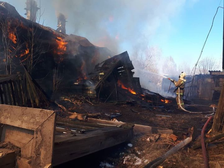 В кукморской деревне полностью сгорел нежилой дом