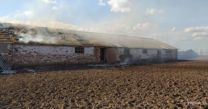 В Кукморском районе на бывшей ферме произошел пожар