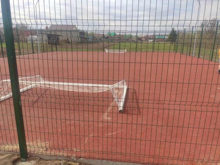В Кукморском районе на 9-летнюю девочку упали футбольные ворота