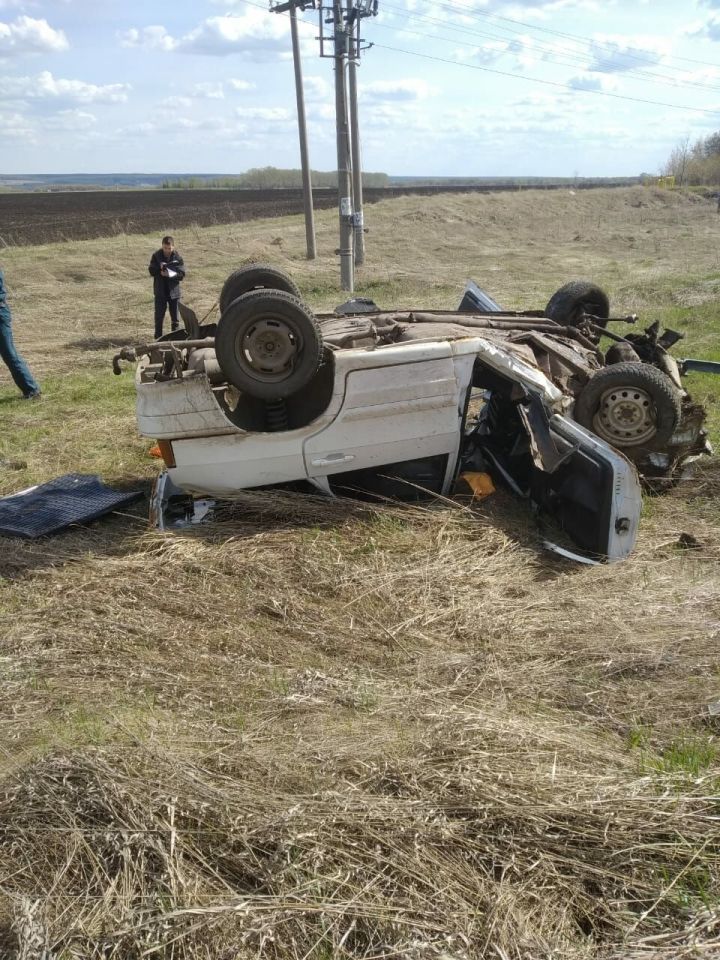 В Татарстане водитель погиб, перелетев на машине через железную дорогу
