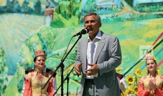 Рустам Минниханов поздравил татарстанцев с праздником Сабантуй