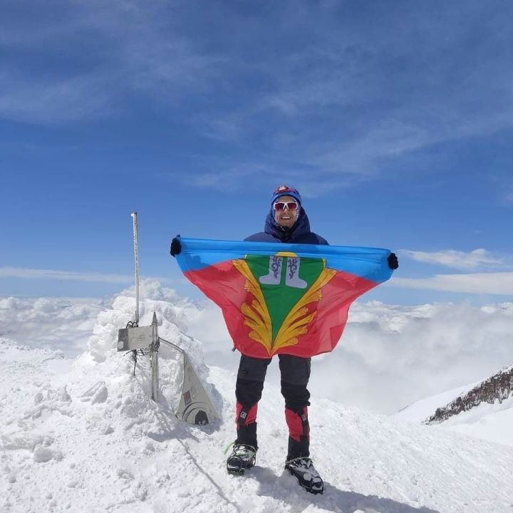 Кукморянин поднял на Эльбрус флаг Кукморского района