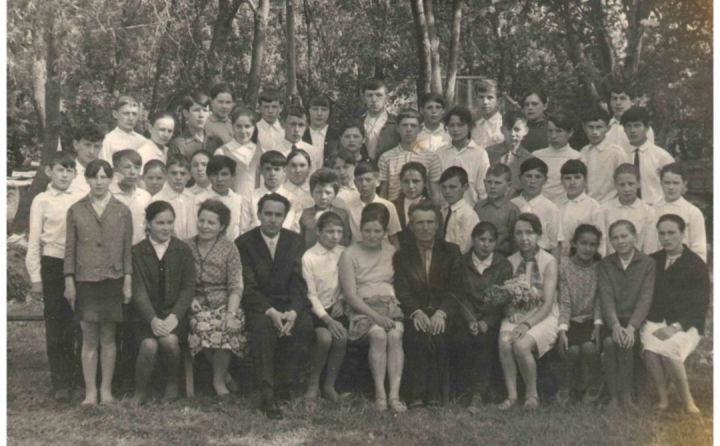 Окончившие 48 лет назад Каркаусскую школу выпускники вновь сели за парты