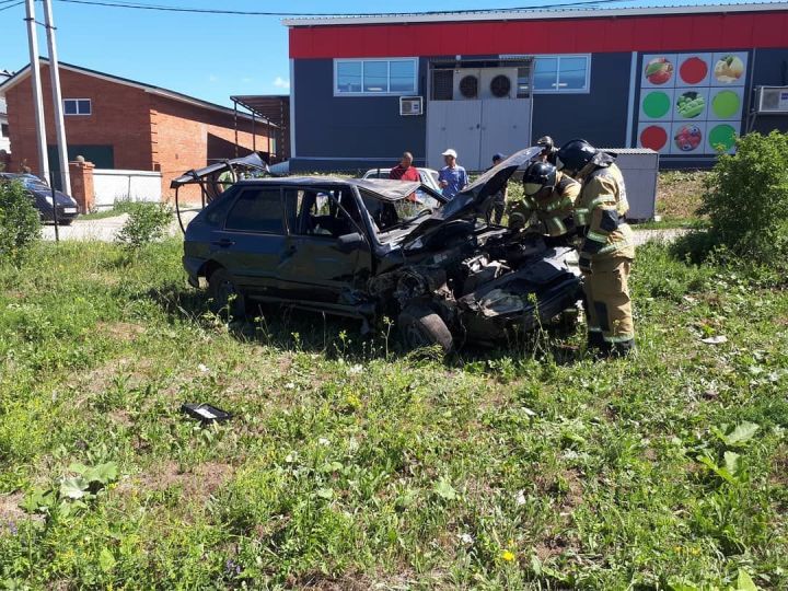 В Кукморском районе водитель «Лады» снес припаркованный у обочины автомобиль, двое пострадали