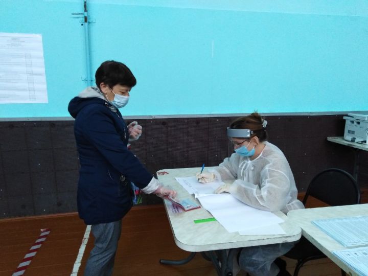 Выборы на избирательном участке №1669 в городе Кукмор проходят организованно