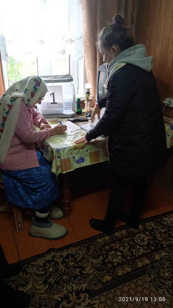 На выборах в Кукморском районе проголосовало три поколения одной семьи