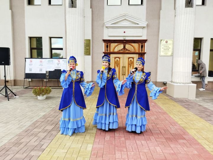 На избирательном участке в Кукморе избирателей радуют песнями и танцами