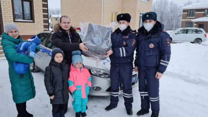 В Татарстане сотрудники ГИБДД приехали на выписку к женщине, которой помогли добраться до роддома