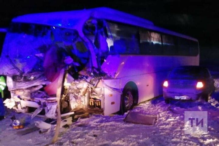 В Татарстане произошло массовое ДТП с участием автобуса и грузовика, есть погибший и пострадавшие