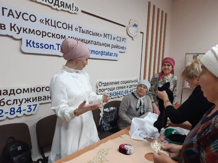 В центре социального обслуживания населения «Тылсым» провели мастер-класс по изготовлению татарского национального головного убора