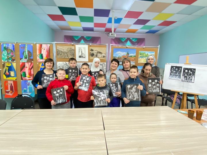 В Кукморе реабилитанты Центра «Милосердие» посетили мастер-класс по нетрадиционной технике рисования