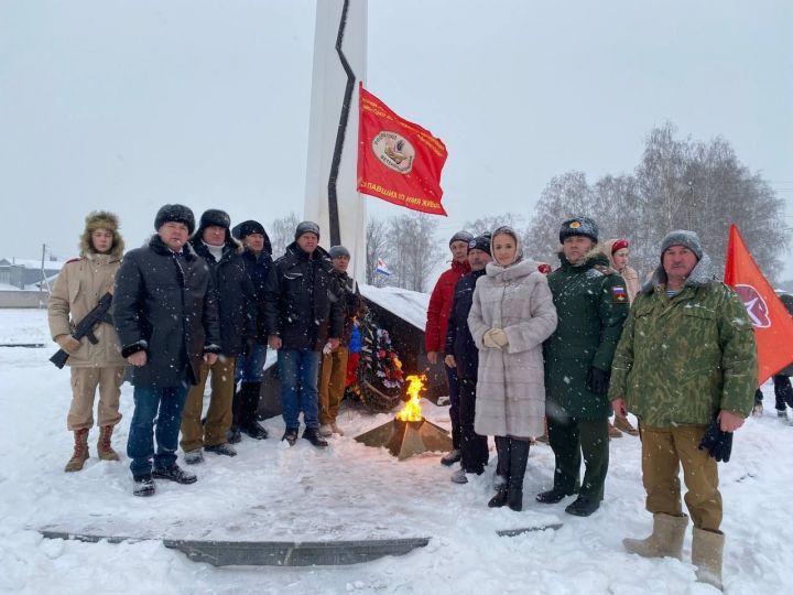 Кукмарада Ватан Геройлары көнендә Мәңгелек ут янына чәчәкләр һәм веноклар куйдылар