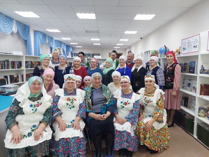 В Асан-Елгинской модельной сельской библиотеке прошел фольклорный вечер «Татарские народные песни»