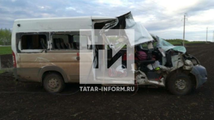 В Татарстане микроавтобус влетел в «КамАЗ», есть погибший