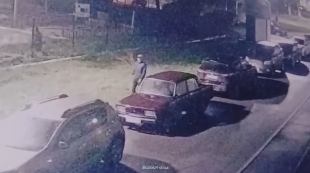 В Татарстане пьяный мужчина бил стекла в машинах и пытался их угнать