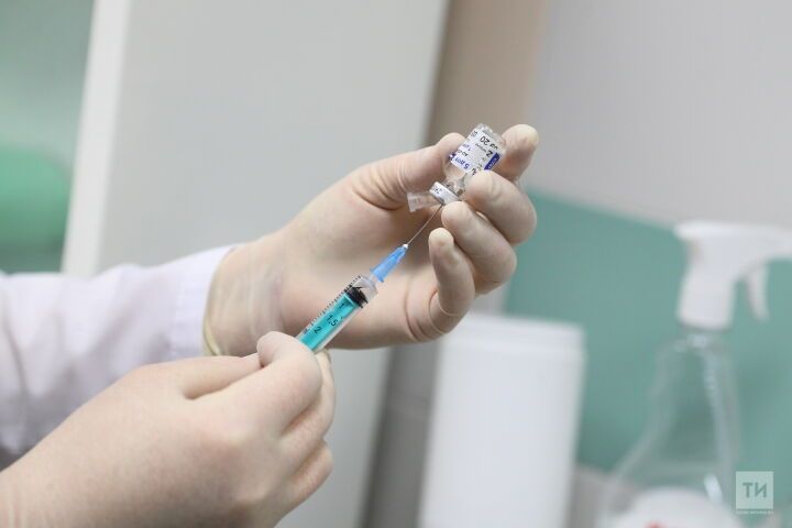 Жители Татарстана продолжают записываться  на вакцинацию через горячую линию по Covid-19