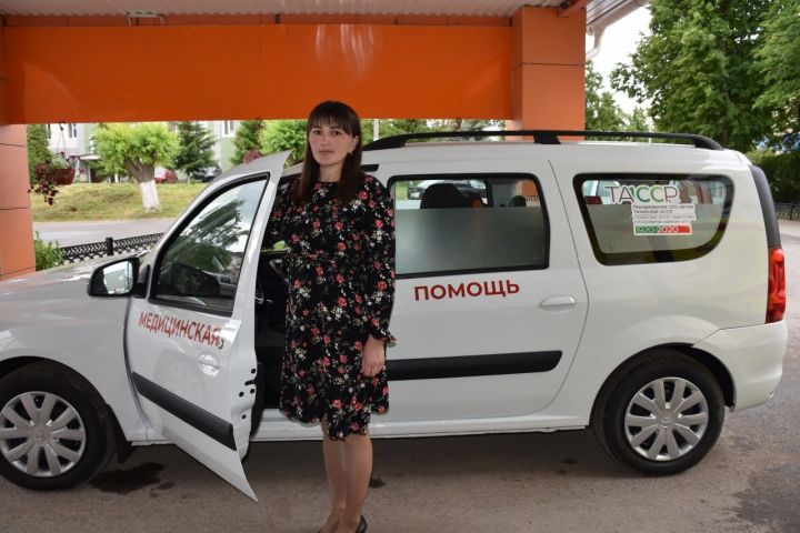 Фельдшеру деревни Пчеловод Алисе Антиповой вручили ключи от нового автомобиля «Лада Ларгус»