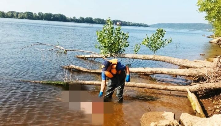 Спасатели достали тело мужчины из реки в Мамадышском районе