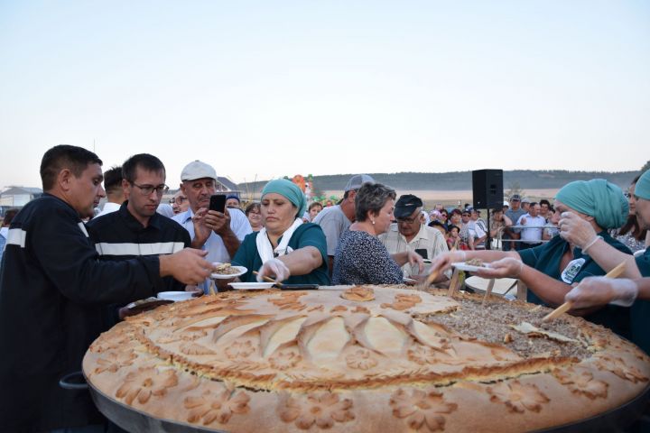 В Кукморе установили рекорд, приготовив самый большой в России бялеш