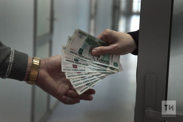 В Татарстане задержали курьера аферистов, который забрал у пожилых людей 800 тысяч рублей
