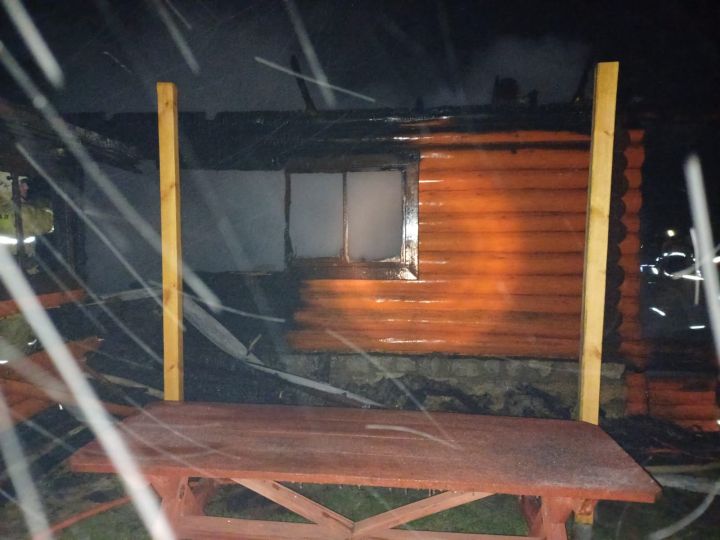 В деревне Кукморского района сгорел дачный домик