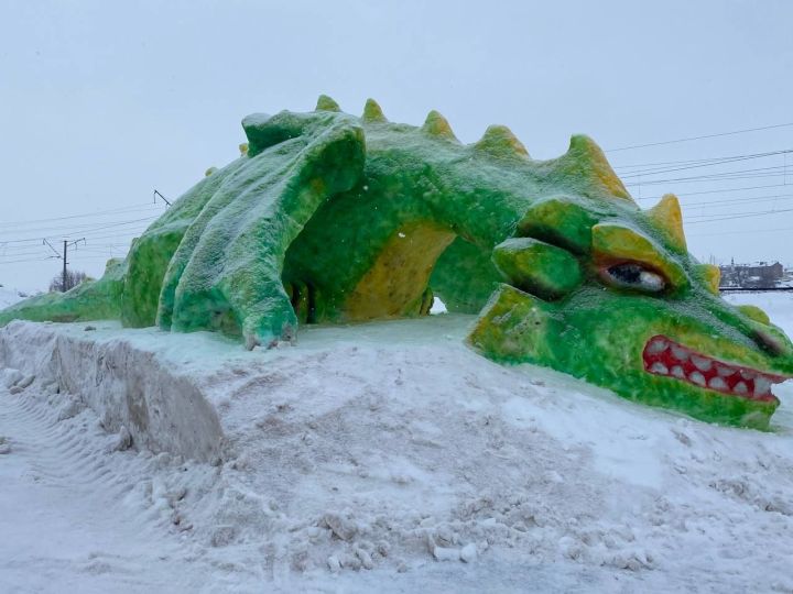 В Кукморе слепили большую снежную фигуру дракона