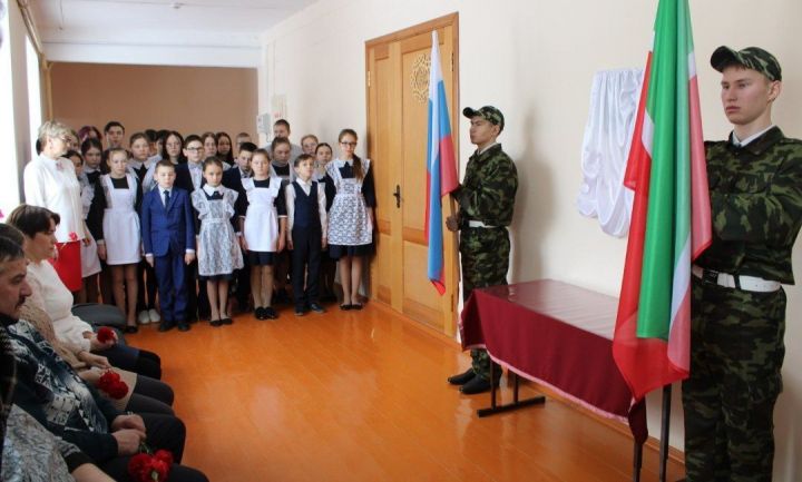 В Ош.Юмьинской средней школе установили памятную доску погибшему в СВО Ильнуру Гайфутдинову