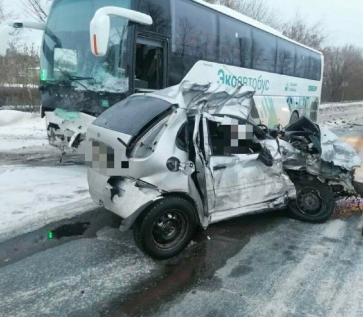 Водитель легковушки погиб в ДТП с автобусом в Татарстане