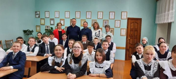 Учащимся Байлянгарской школы на «Уроке цифры» рассказали о квантовых технологиях