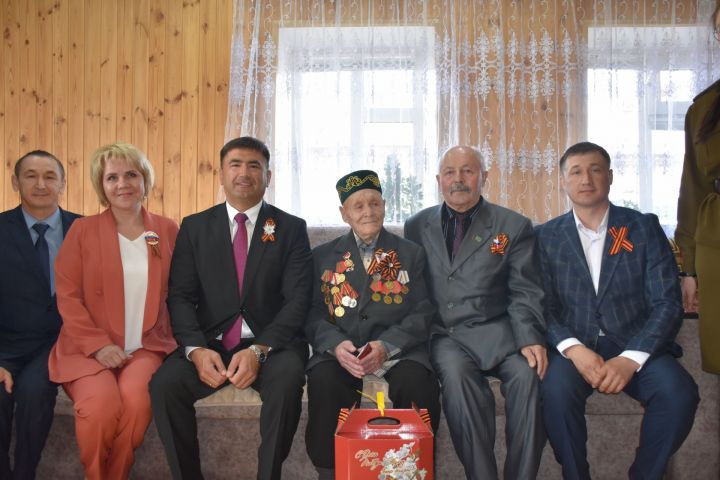 Глава Кукморского района поздравил ветеранов Великой Отечественной войны на дому