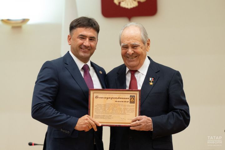 Минтимер Шаймиев вручил Благодарственное письмо главе Кукморского района