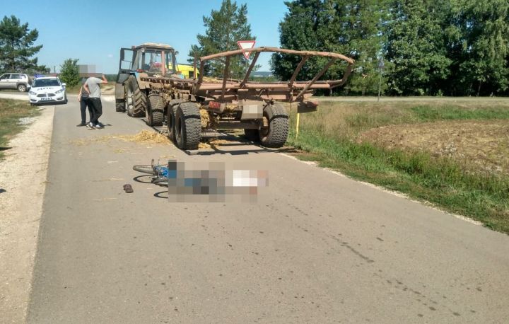 В Кукморском районе Татарстана пожилой велосипедист не справился с управлением и погиб под колесами трактора