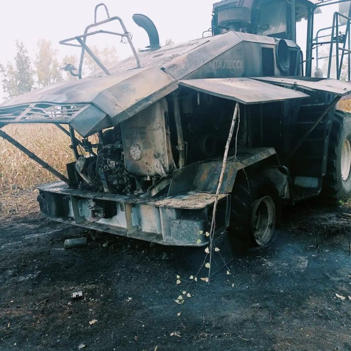 В Кукморском районе в поле загорелся комбайн