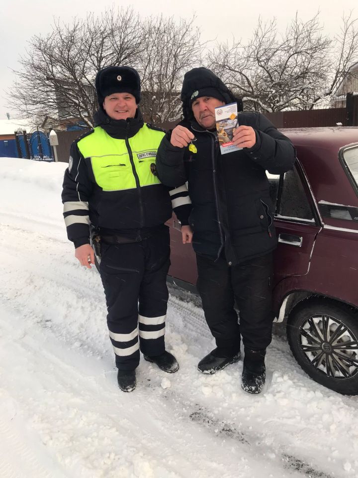Кукморские автоинспекторы поздравили водителей с Новым годом