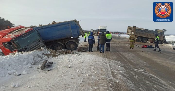 В Татарстане столкнулись два грузовика, погибла женщина