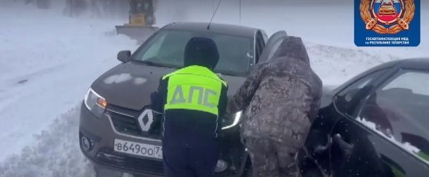 Госавтоинспекция Татарстана показала на видео, как помогают водителям в непогоду