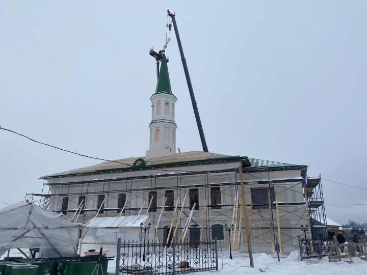 Мәчкәрә авылында реставрация эшләре алып барылучы күпьеллык тарихы булган беренче Җәмигъ мәчетенә ярымай куелды