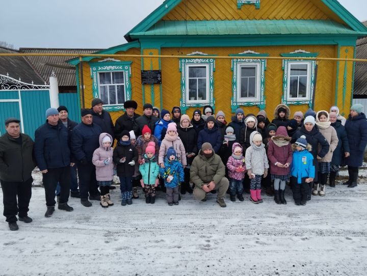 В Кукморском районе установили табличку на доме, где жил участник СВО