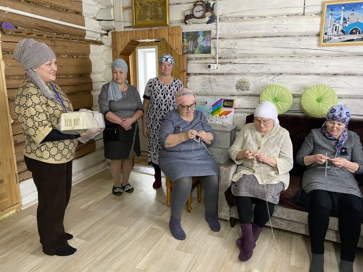 Челнинка подарила электропрялку жительницам Кукмора, которые вяжут теплые носки для фронта