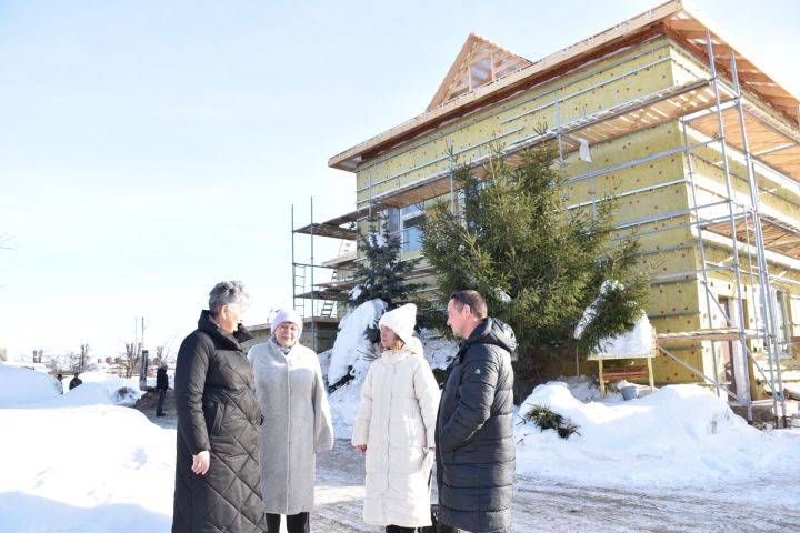 Римма Ратникова осмотрела ремонт детского сада «Ромашка» в Кукморе