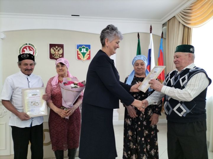 Кукмарада яшәүче Тимергалиевлар һәм Кәримовлар  гаиләләре «Районның мактаулы юбилярлары» китабына кертелде