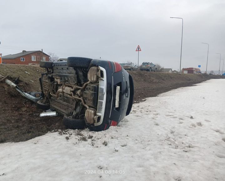 В Кукморе иномарка вылетела в кювет, уходя от столкновения