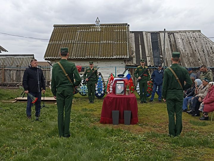 В Кукморском районе простились с погибшим в СВО Рустамом Габдрахмановым