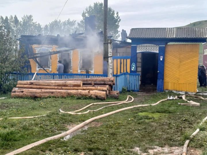 В селе Вахитово Кукморского района огонь уничтожил дом и хозяйственные постройки