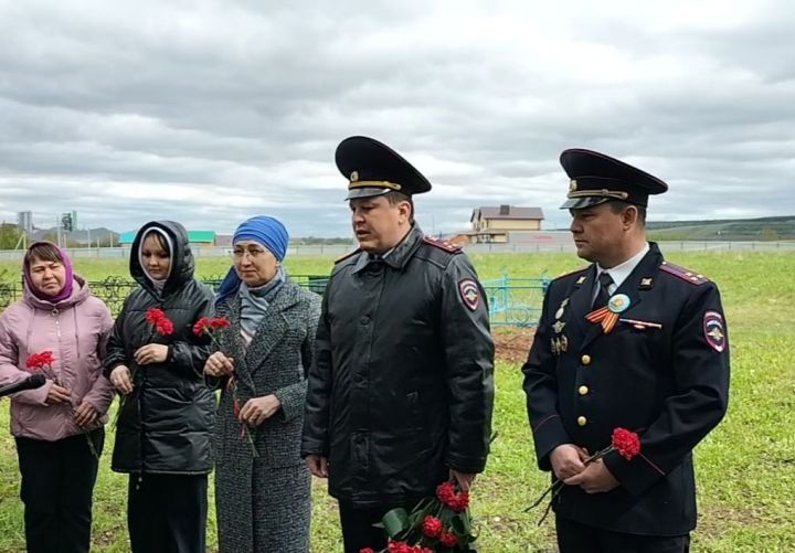 Кукмара районы Манзарас авылы зиратында Советлар Союзы герое Сабир Әхтәмов каберенә чәчәкләр салдылар