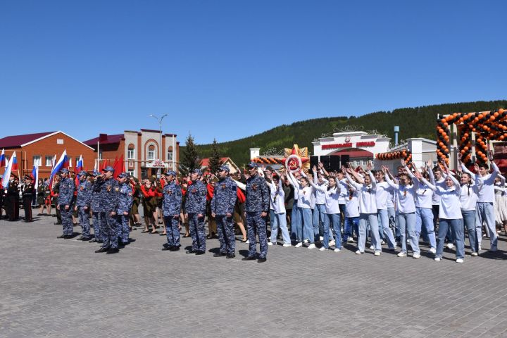 Кукмарада Җиңү көнен ничек бәйрәм итәләр: театральләштерелгән митинг, армия кухнясы, «Җиңү вальсы» һәм башкалар