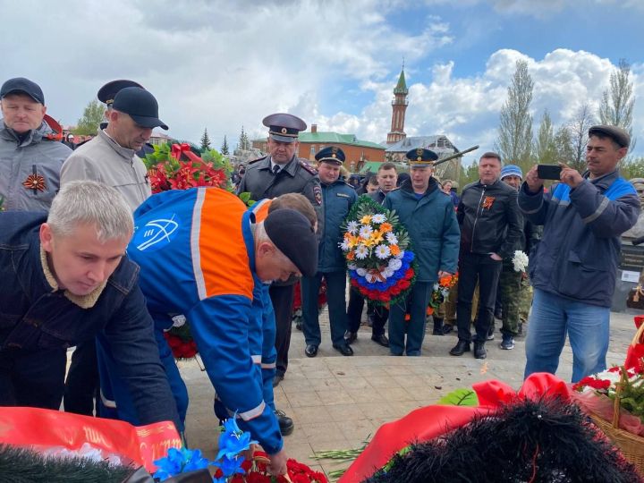 В Парке Победы Кукмора возложили цветы и венки к Вечному огню